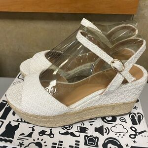 Bamboo Olson White NWT strappy platform sandals